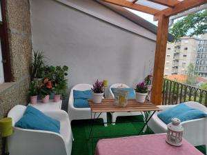 a patio with a table and chairs on a balcony at 4-As Andar-Moradia Castelo in Guimarães