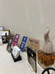 a table with a display of differentiatesiatesiatesiatesiatesktop at Sogni in Suites in Bari