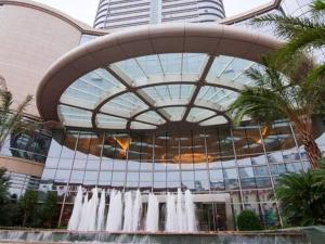 a large building with a fountain in front of it at Huangyan Yaoda Hotel in Taizhou