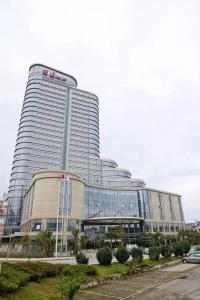 een groot kantoorgebouw met veel ramen bij Huangyan Yaoda Hotel in Taizhou