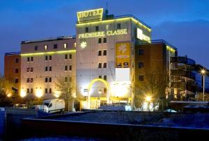 um edifício de hotel com um cartaz que lê as melhores aulas do hotel em Premiere Classe Paris Ouest - Nanterre - La Defense em Nanterre