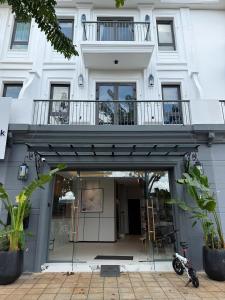 a building with a balcony on top of it at Ama Retreat in Buôn Enao