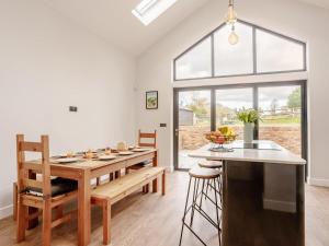 a kitchen and dining room with a table and chairs at 4 Bed in Dunstable oc-93632 in Totternhoe