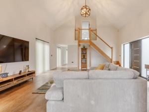 a living room with a couch and a tv at 4 Bed in Dunstable oc-93632 in Totternhoe