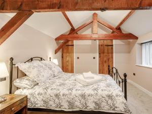 a bedroom with a bed and wooden beams at 4 Bed in Dunstable oc-93632 in Totternhoe
