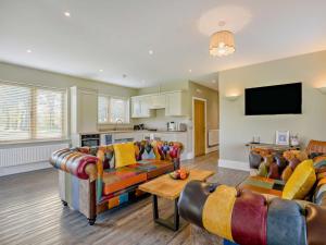 a large living room with couches and a kitchen at 2 Bed in Kings Lynn oc-96048 in Middleton