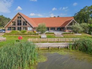 a large house with a pond in front of it at 2 Bed in Kings Lynn oc-96048 in Middleton