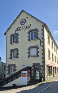 a building with a sign on the side of it at Aux Genêts D'Or in Trévé