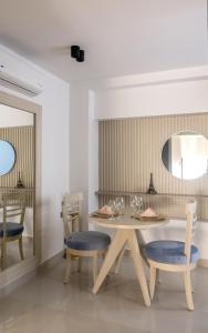 a dining room with a table and chairs at Ceibo Real in Portoviejo