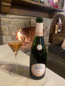 a bottle of wine and a glass on a table at Agriturismo Casa Gianino in Acquaria