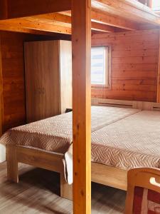 a bedroom with two bunk beds in a cabin at Seeperle am Concordia See in Friedrichsaue