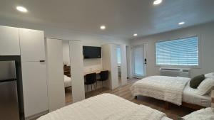 a bedroom with two beds and a desk in it at #4 Hygge Hus Hotel - Double Room Suite Connectable in Andrews