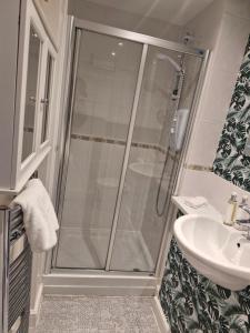 a bathroom with a shower and a sink at 4 Bancroft place in Stratford-upon-Avon +8 photos