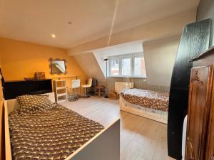 a room with a bed and a bedroom with a desk at La cachette du Beffroi - Appt 30 m² centre Arras in Arras