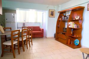 a living room with a table and a red couch at #BaraticoEnMargaritaEsCool in Porlamar