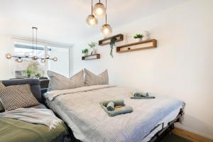 a bedroom with a bed with two towels on it at Spacious & Modern Apt - Balcony & Parking in Spiez