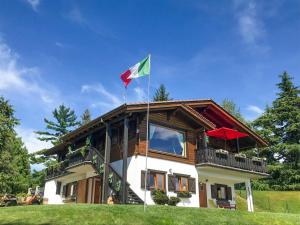 a house with a flag on top of it at Villa Tirolese in Due Cossani