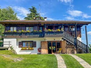 a house with a balcony with flowers on it at Villa Tirolese in Due Cossani