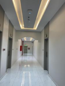 an empty hallway with white walls and a ceiling at فندق ثرا الرواد in Abu Arish