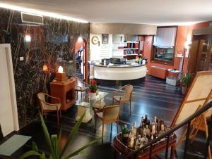 a room with a table and chairs and a boat at Il Leone D'Oro in Telgate