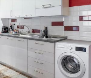 a kitchen with a washing machine and a sink at SOHO Borgonovo by Dasso - Case Vacanze e Appartamenti in Viterbo