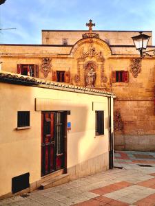 a building with a red door on the side of it at La casa de Tentenecio in Salamanca