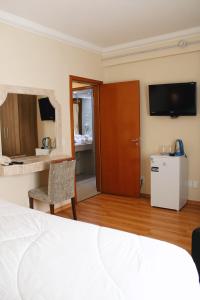 โทรทัศน์และ/หรือระบบความบันเทิงของ Hotel Acrópolis