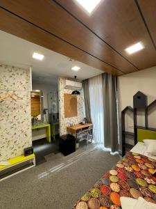 Un pat sau paturi într-o cameră la Eloom Hotel