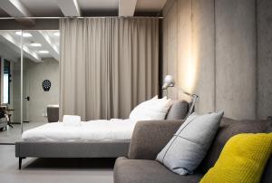 a bedroom with a bed and a couch at Spreeblick Studio Design-Loft mit Terrasse & Parkplatz in Berlin