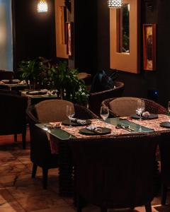 a dining room with tables and chairs with wine glasses at Casa Harb Hotel Boutique in San Andrés