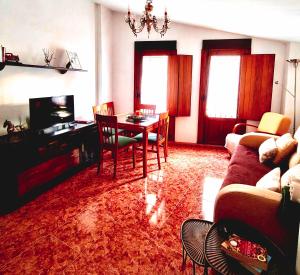 a living room with a table and a couch at La casa de Tentenecio in Salamanca