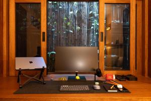a desk with a computer and a keyboard and a window at Casa Maradi-Arena in Mazunte
