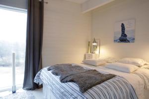 a bedroom with a large bed and a window at Utsikten i Bua in Kungshamn