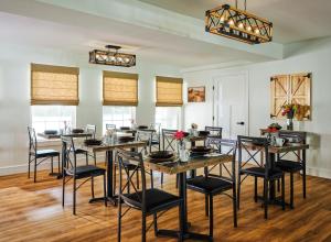 a dining room with a table and chairs at Saddleview Bed & Breakfast in South Sterling