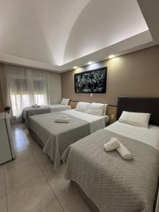 a hotel room with two beds with towels on them at AJ TERMAS HOTEL IRAÍ in Iraí
