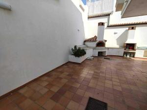 an empty courtyard with a fireplace in a building at max piedigrotta in Pizzo