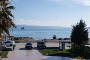 a view of the golden gate bridge from a parking lot at TUNA OTEL in Gelibolu