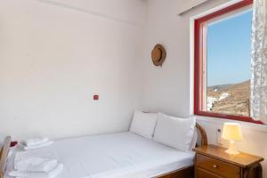 a white room with a bed and a window at Villa Christina 2 in Mérikhas