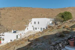 a white building on top of a hill at Villa Christina 2 in Mérikhas