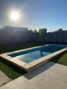 a swimming pool in a yard with a fence at Quinta para alquilar in Junín