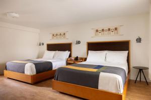 two beds in a hotel room with two beds at Trailhead Lodge in Estes Park