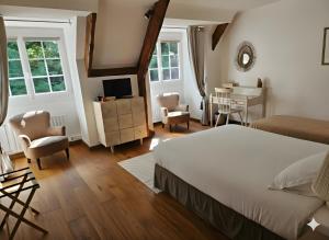 a bedroom with a bed and a table and chairs at Bed and Breakfast Saultchevreuil in Villedieu-les-Poêles