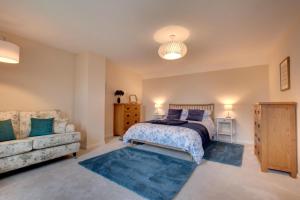 a bedroom with a bed and a couch at 2 Bed in Askrigg oc-ds1019 in Askrigg