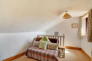 a bedroom with a bed and a window at 2 Bed in Bodham oc-1660 in Bodham