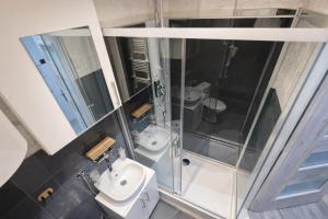 an overhead view of a bathroom with a shower and a sink at Apartament Fantazja in Przemyśl