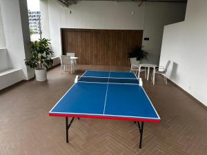 a ping pong table in a room with tables and chairs at Apartamento duplex villa 19 de lujo in Armenia