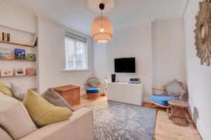 a living room with a couch and a tv at 6 Bed in Cromer oc-1996 in Cromer
