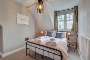 a bedroom with a bed with towels on it at 6 Bed in Cromer oc-1996 in Cromer