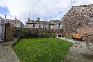 a garden with a bench in front of a building at 2 Bed in Hawes oc-ds937 in Hawes