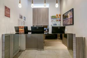 a office with a large desk with two chairs at VilaHotell Recife in Recife +69 photos
